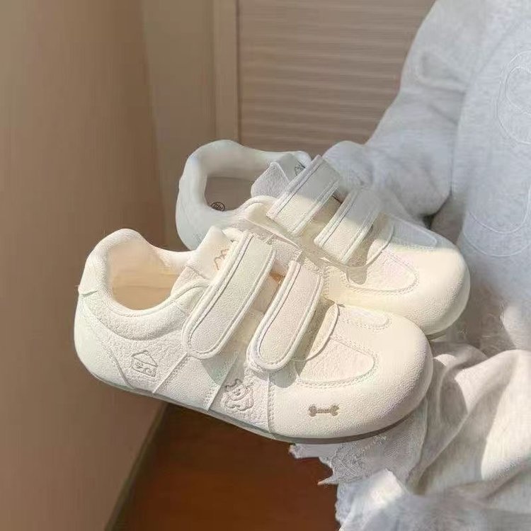 Zapatos blancos de cabeza redonda feos para mujeres verano de 2026 nuevos zapatos mágicos estudiantes zapatos de entrenamiento de estilo de escuela zapatos deportivos de mujer
