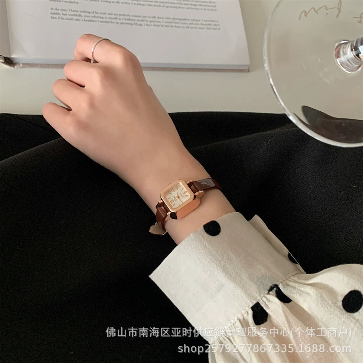 Retro small watch, light luxury style, simple and elegant design, thin strap