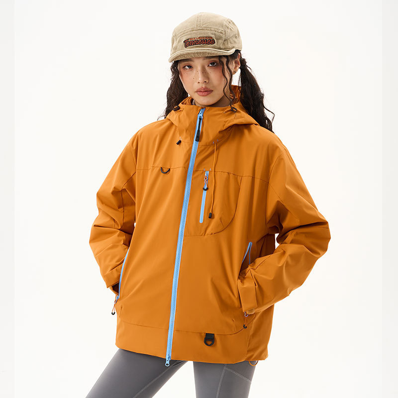 突撃服の女性がゴムを押さえています。|undefined