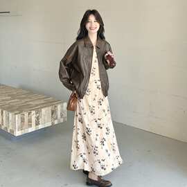 温柔风咖色皮衣夹克两件套连衣裙女春秋新款显瘦印花气质吊带长裙