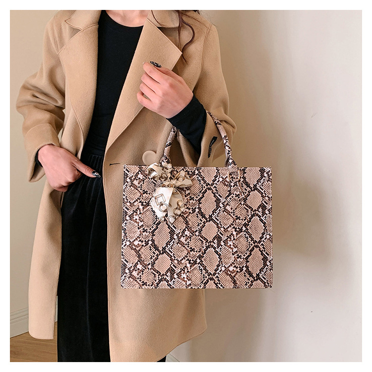 Sciarpa di seta alla moda in pelle di serpente, borsa da donna alla moda e personalizzata, nuova elegante borsa a mano di grande capacità del 2024_voghion.com