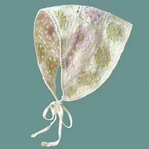 Korean-style triangular handcrafted crocheted knitted hairband for women—vintage, internet-famous, cute, sweet, and adorned with dainty daisy motifs; perfect as a headband or tied around the head.