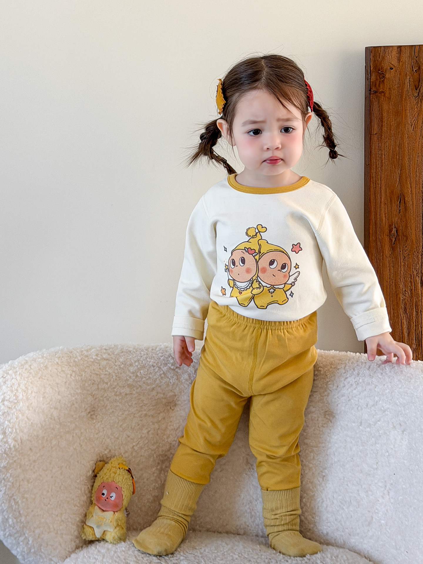 Pijama de niñas otoño y invierno nuevo engrosado conjunto de ropa de casa infantil A clase sin costura bebé chaqueta de caño pantalones de caño