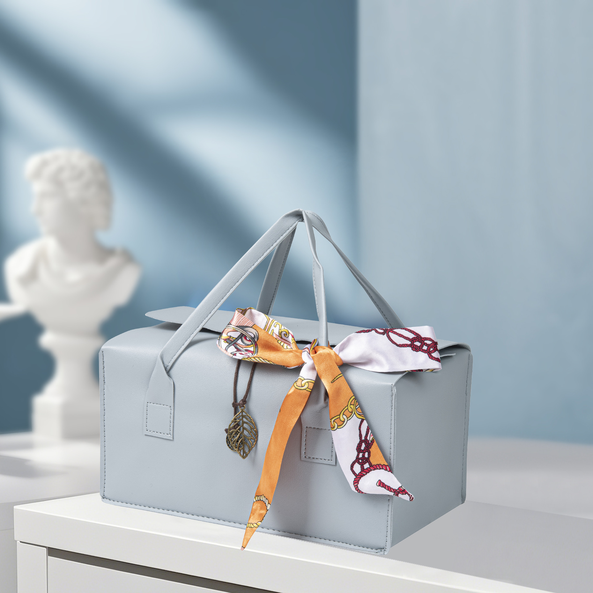 Голубой + шелковый шарф; длина 30*ширина 17*высота 14см