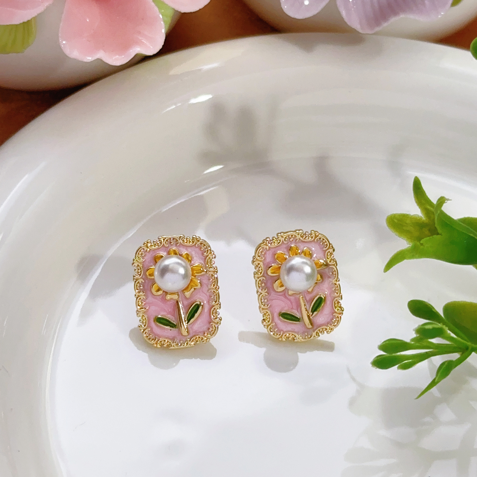 Pendientes de perlas Zhuji, temperamento blanco francés, pendientes antiguos, desplazamientos diarios, lujo ligero, joyería de orejas de alta gama al por mayor