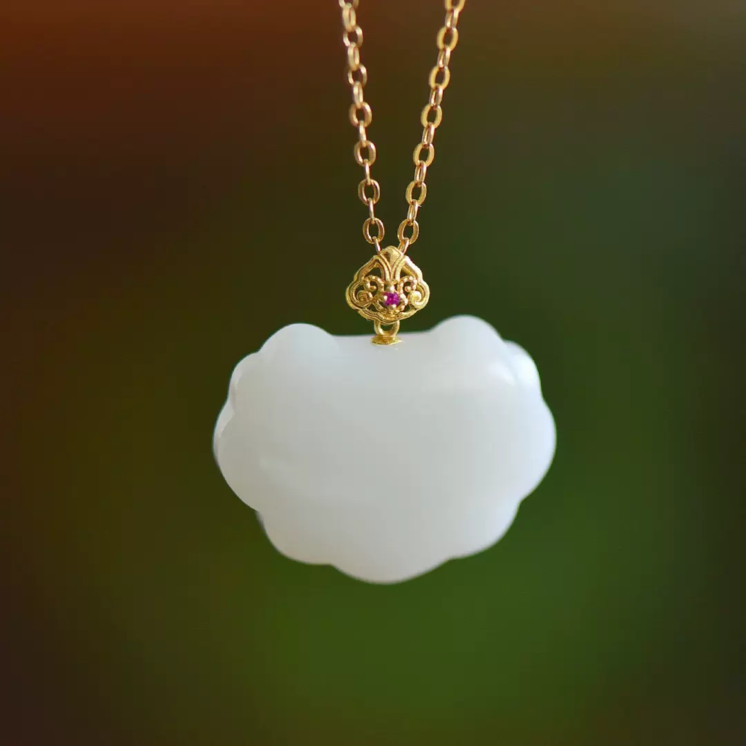 福贝钻珠宝【18K金镶嵌和田米达料如意锁吊坠】裸石尺寸约16*21mm