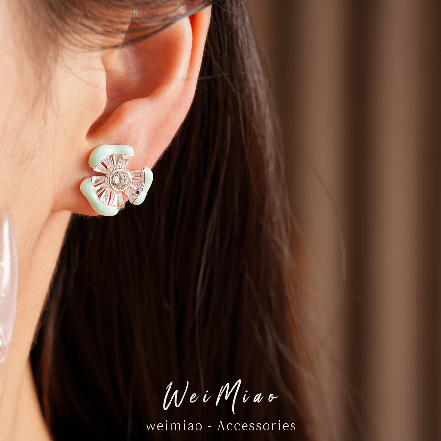 18 quilates de oro real de electroalimentado de diamante goteo de aceite de flores orejetas temperamento simple aretes ligeros de lujo alta sensación de orejetas