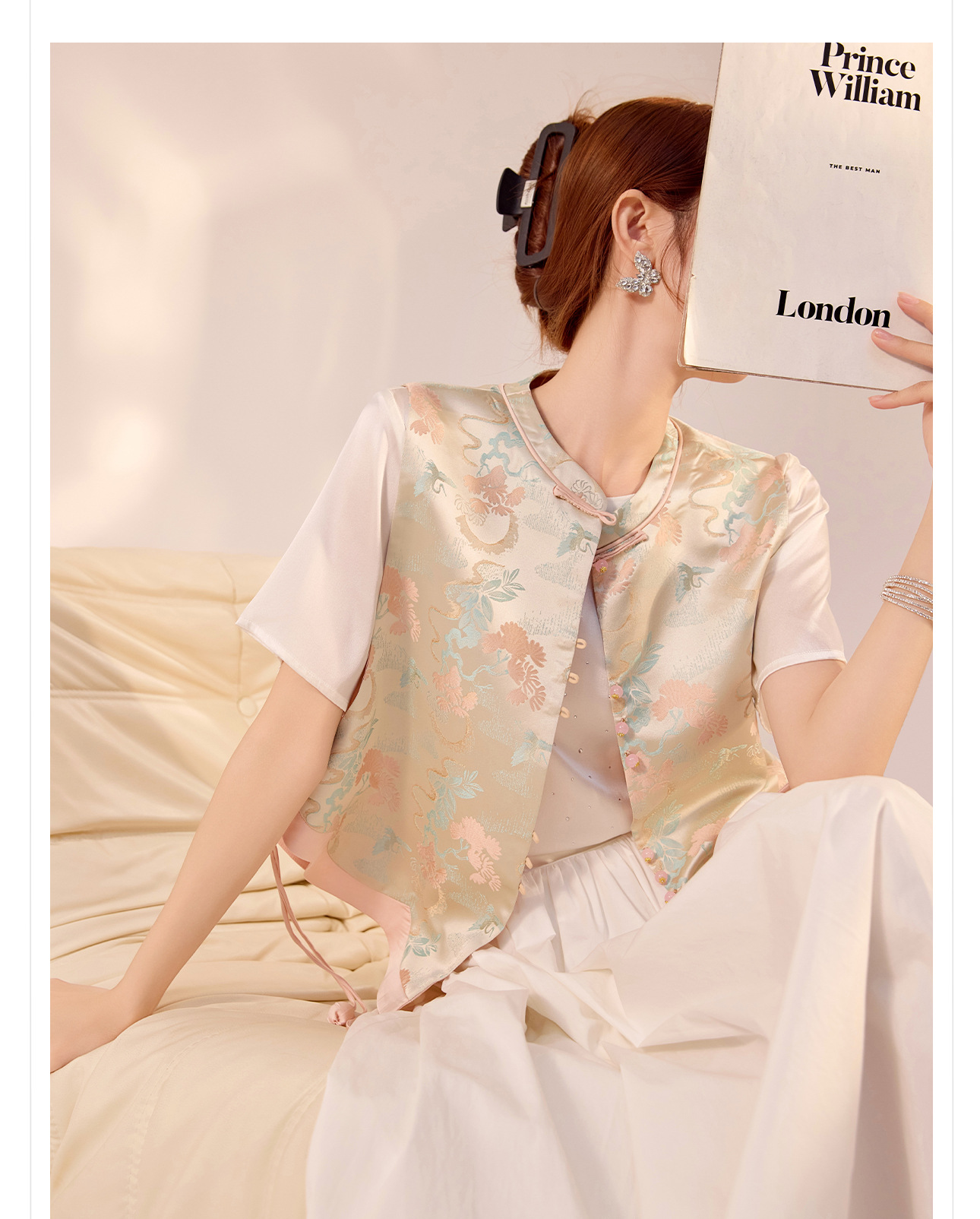 Áo vest gile nữ phong cách Trung Hoa cao cấp, họa tiết hoa văn nổi, khóa tua rua, dáng suông mùa hè — Hoa anh đào chi tiết 3