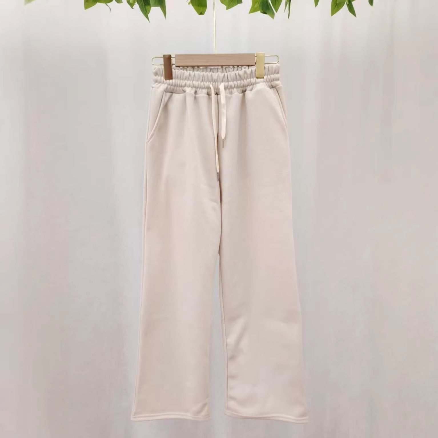 Otoño y invierno de 2025, cintura elástica, estampado en herringbone, pantalones casuales de piernas anchas y pantalones largos. image 7