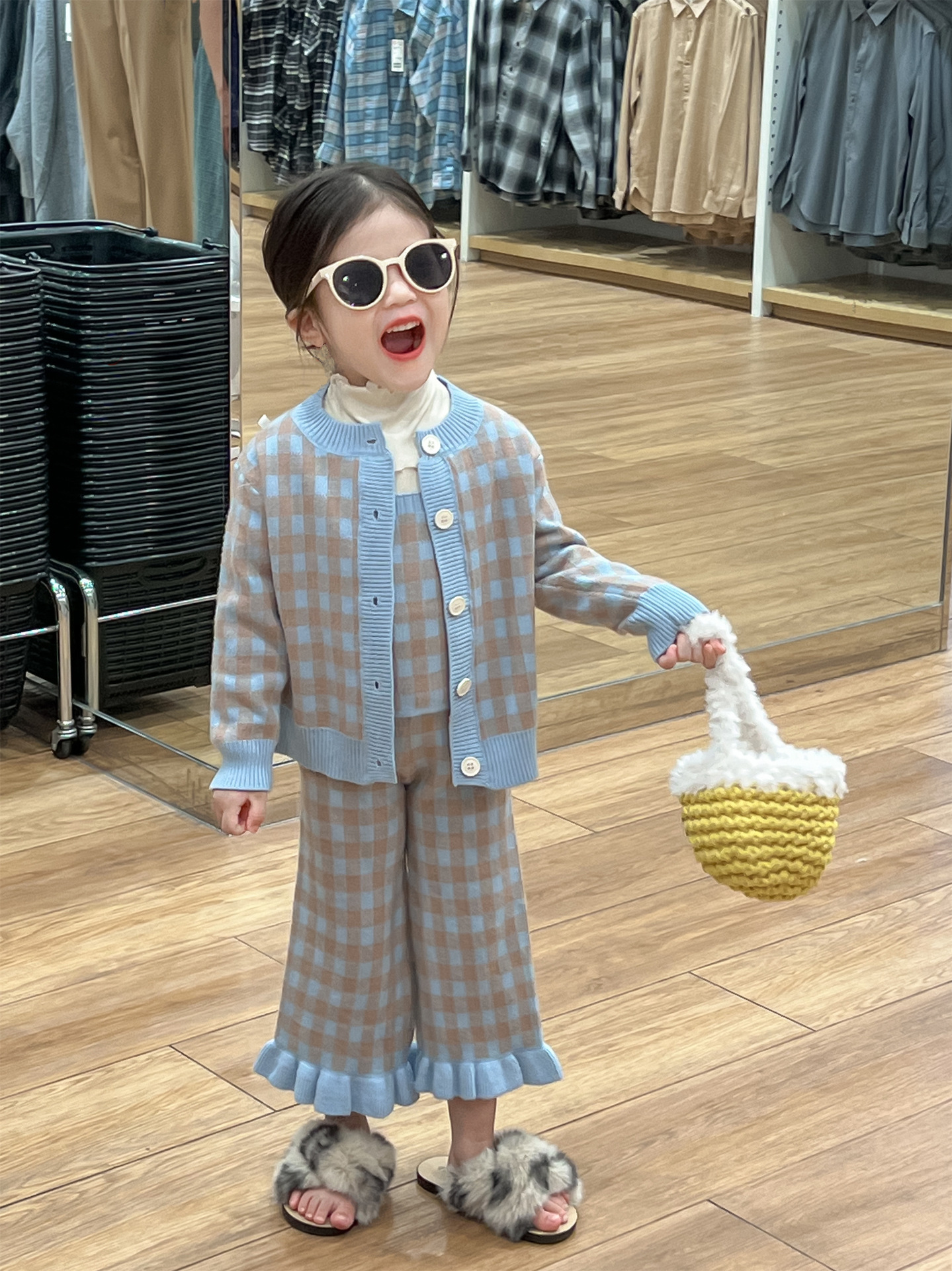 2023. aasta sügisene tüdrukute Korea väljaande temperamentne magusa sinise ruudulise kootud komplektiga kampsun, varrukatega topp, puidust kõrvaäärega püksid, kolm_voghion.com