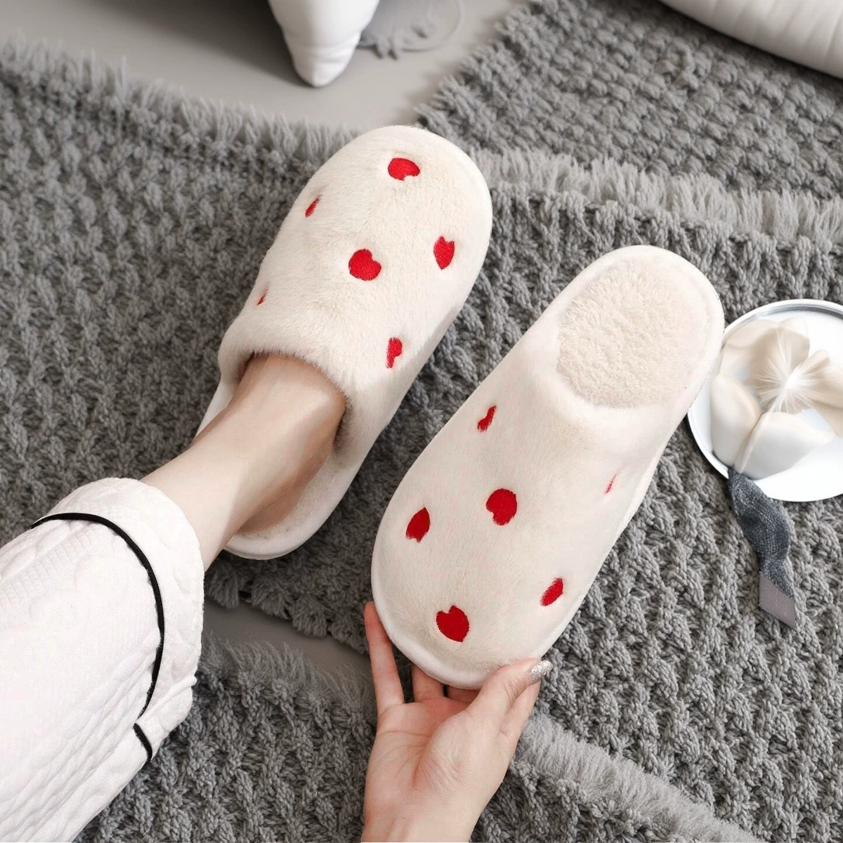 Фабрика прямых продаж Внутренние наружные тапочки теплые и нескользящие любовные узоры удобные мягкие и утолщенные нижние бесшумные легкие оптовые продажи