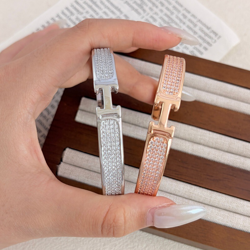 Gypsophila H Buckle Bracelet for Women, Letter Clasp H-Shaped Bangle, Light Luxury Niche Jewelry, In-Stock Wholesale