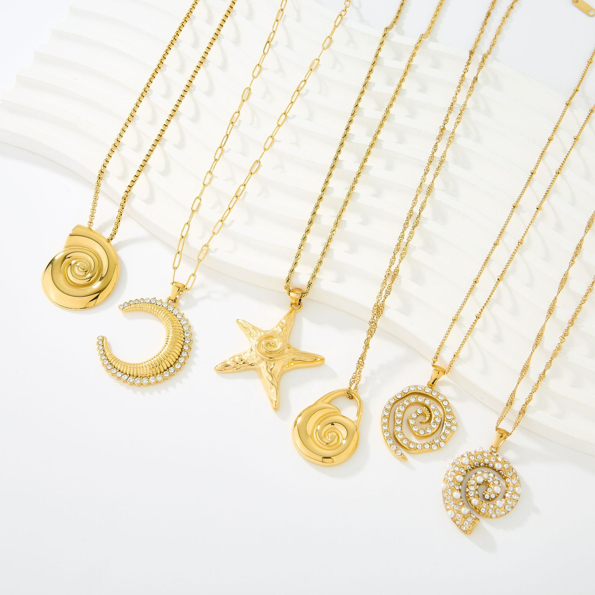 Colar torque elegante banhado a ouro 18k cadeado de concha_voghion.com