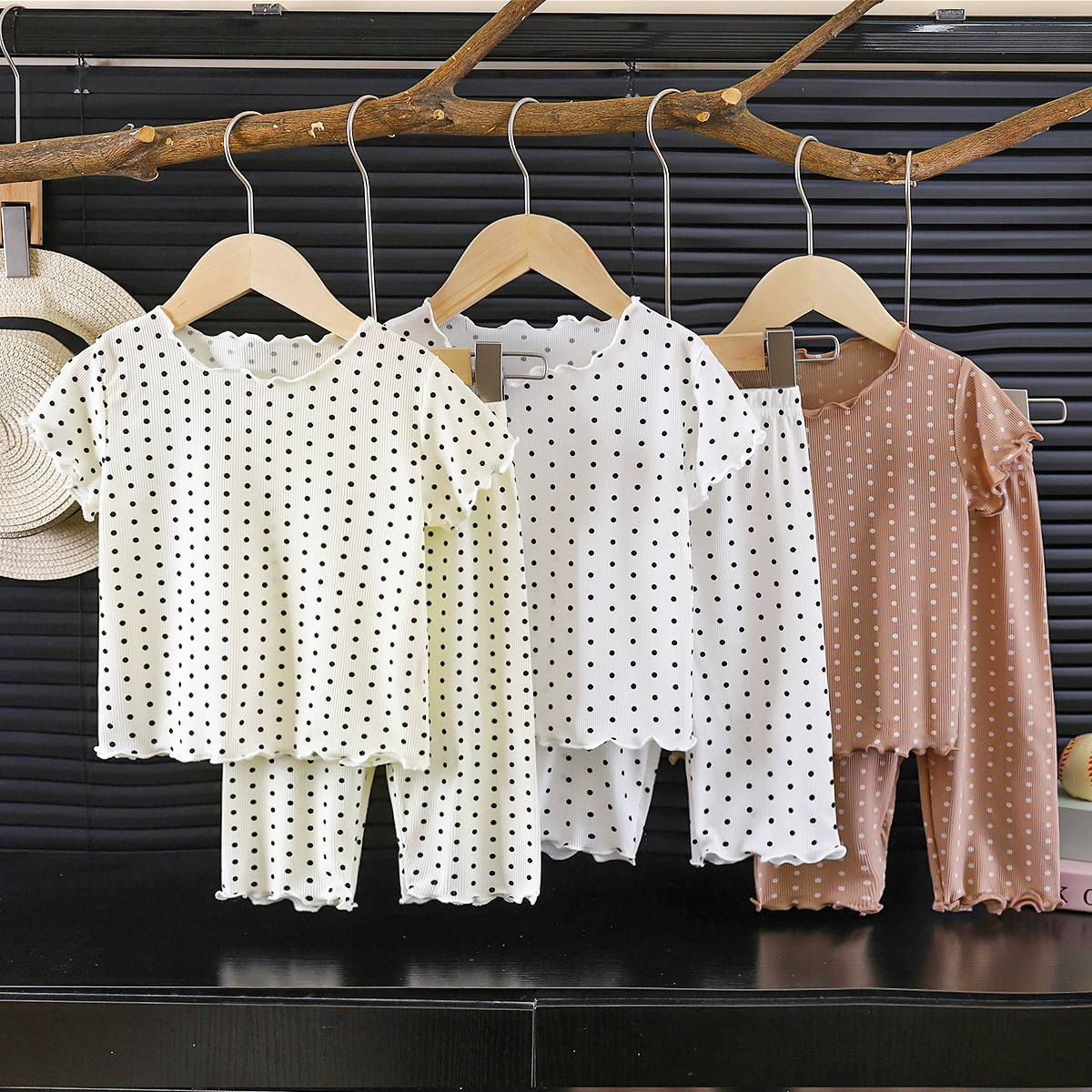 Летняя девушка носит набор в горошек с короткими рукавами