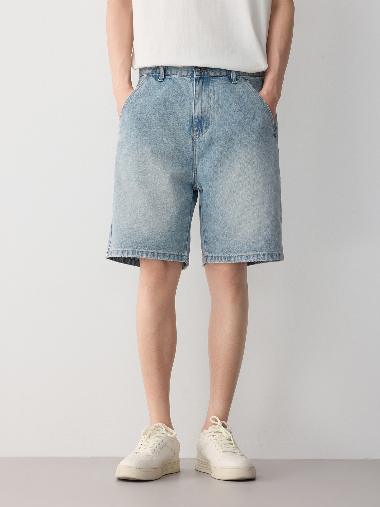 Quần short jean nam phong cách công sở thông minh, chất vải mài mòn — màu xanh nhạt