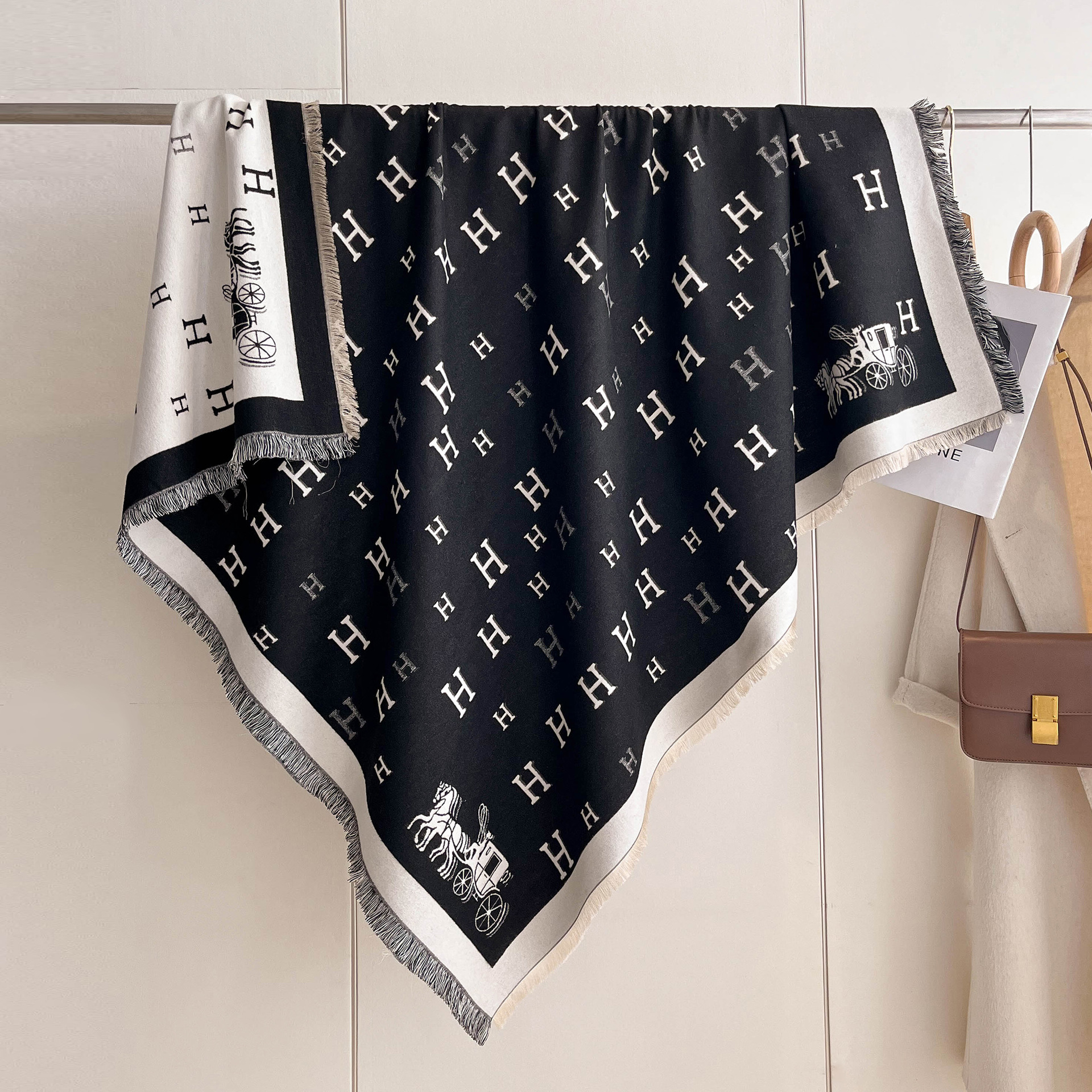 Moda de invierno universal bufandas cuadradas clásicas carruajes imitación bufandas de cachemira de doble cara calentamiento grueso doble uso capa de hombro para mujeres