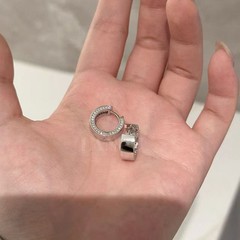 純銀s925マイクロダイヤモンドがちりばめられた丸型シングル列のトレンディなイヤリング、個性的でクール、高級感があり、絶妙でファッショナブルです。