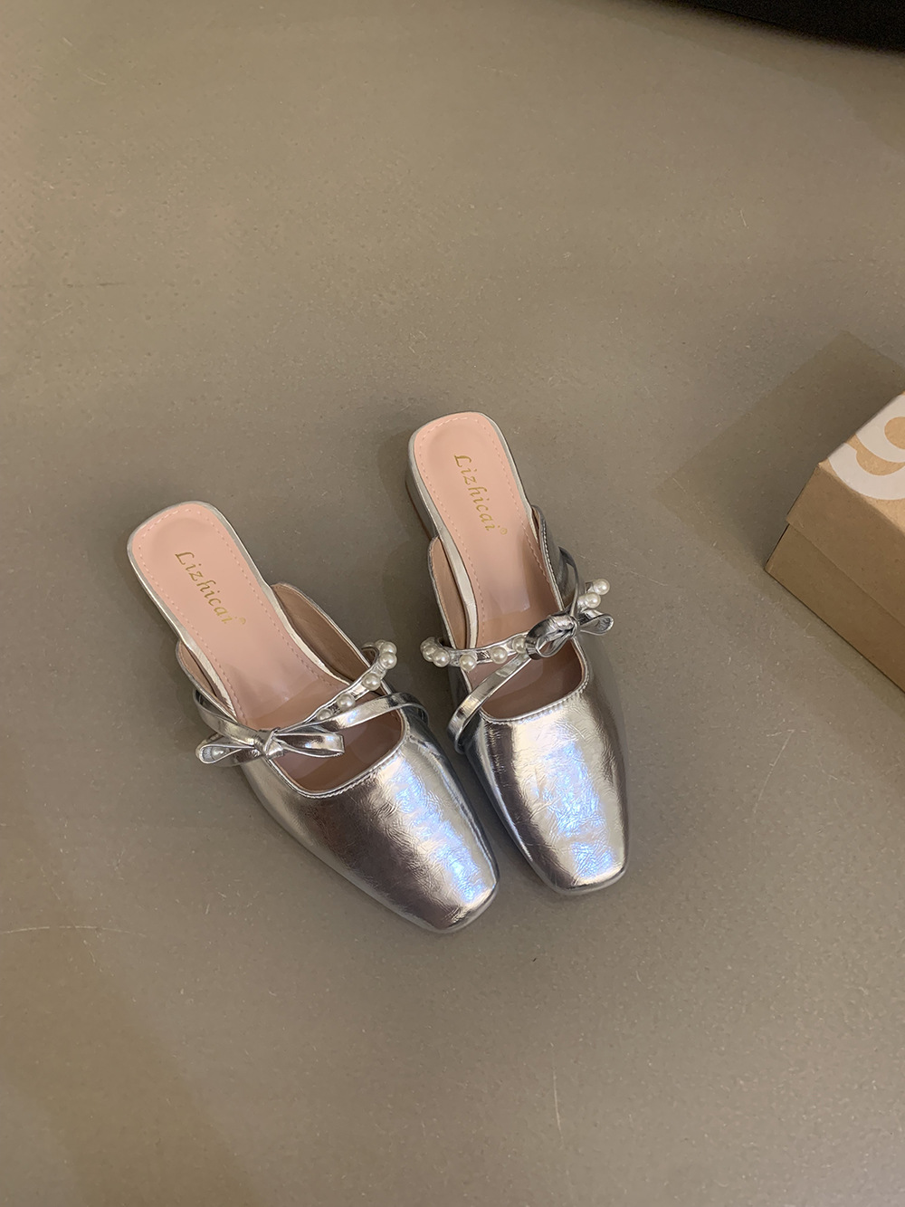 2025 New Summer Women's Closed-Toe Sandals Fashionable Versatile Daily Commute High-End Half Slippers Square Toe_vogvips.com