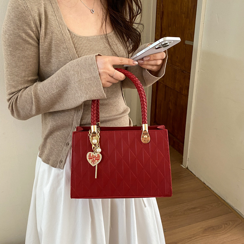 Large-Capacity Red Wedding Bag for Women, Bride's Bag, 2026 New Fashion Handbag, Elegant and Stylish Crossbody Bag for Mothers Large-Capacity Red Wedding Bag for Women, Bride's Bag, 2026 New Fashion Handbag, Elegant and Stylish Crossbody Bag for Mothers