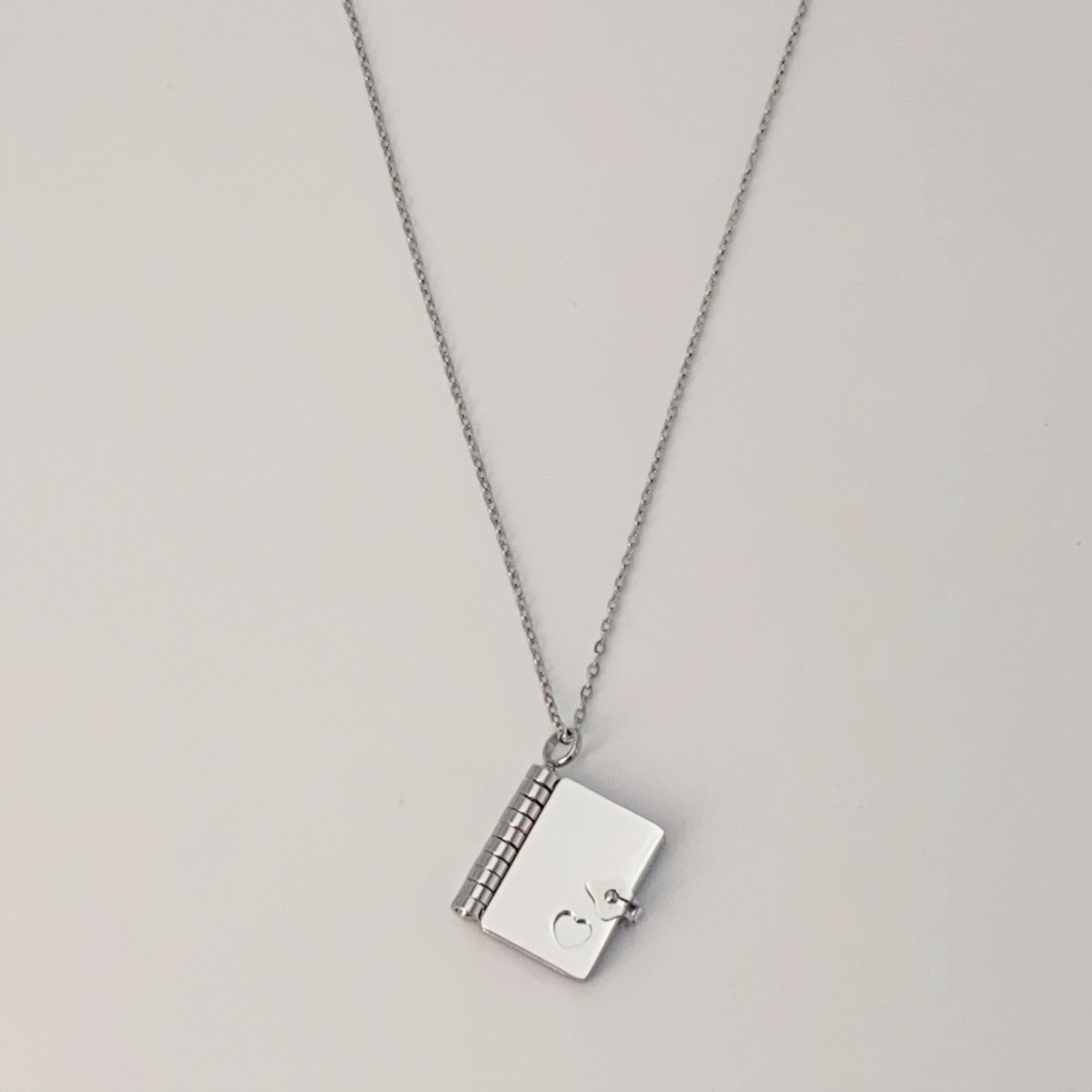 Sobres en forma de corazón de plata