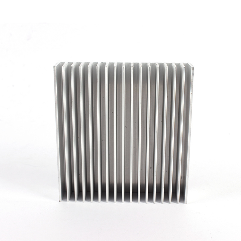 メーカーはハイパワーの高密度歯アルミ放熱器130x30電気自動車用アルミニウム合金形材放熱器を供給しています。|undefined