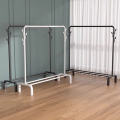 ハンガーは床に落ちます。寝室は簡単です。