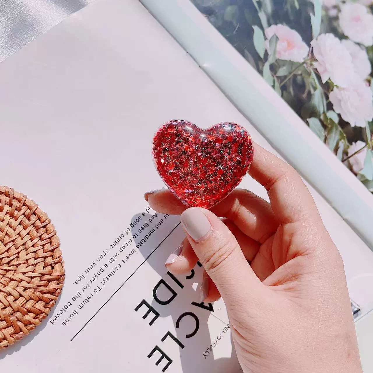 Ins style Xiaohongshu new love sequin easy-pull work permit crocodile clip heart-shaped glitter Korean version easy-pull buckle