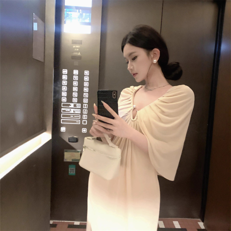 法式高级感漫步沙丘风古典浪漫褶皱披肩斗篷披肩珍珠扣显瘦连衣裙|undefined