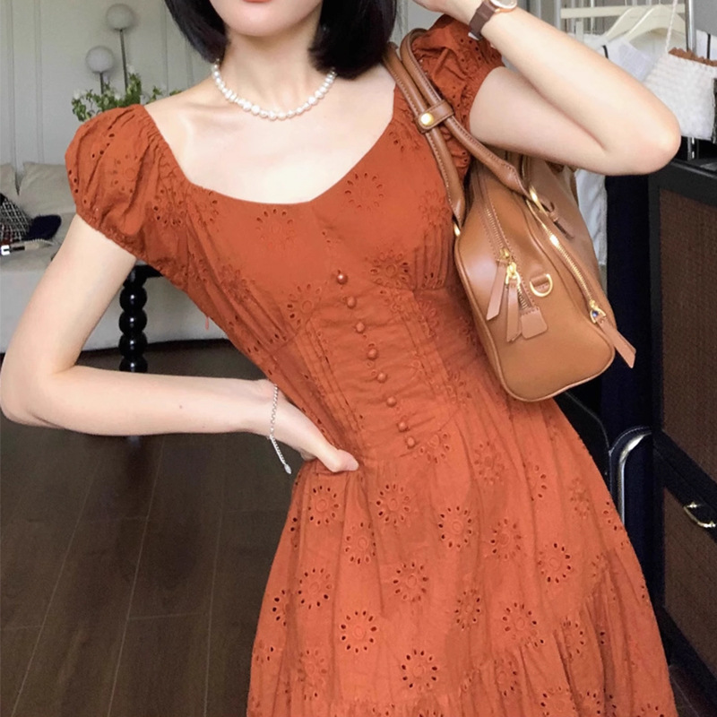 法式轻复古橘红色绣花连衣裙性感方领高腰线显瘦显高夏季【绊划】