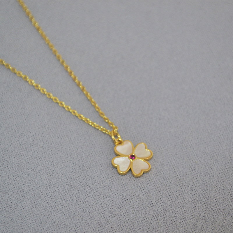 Collana in stile francese con quadrifoglio in perle d'acqua dolce intarsiate con ciondolo in madreperla colorata e catena per clavicola_voghion.com