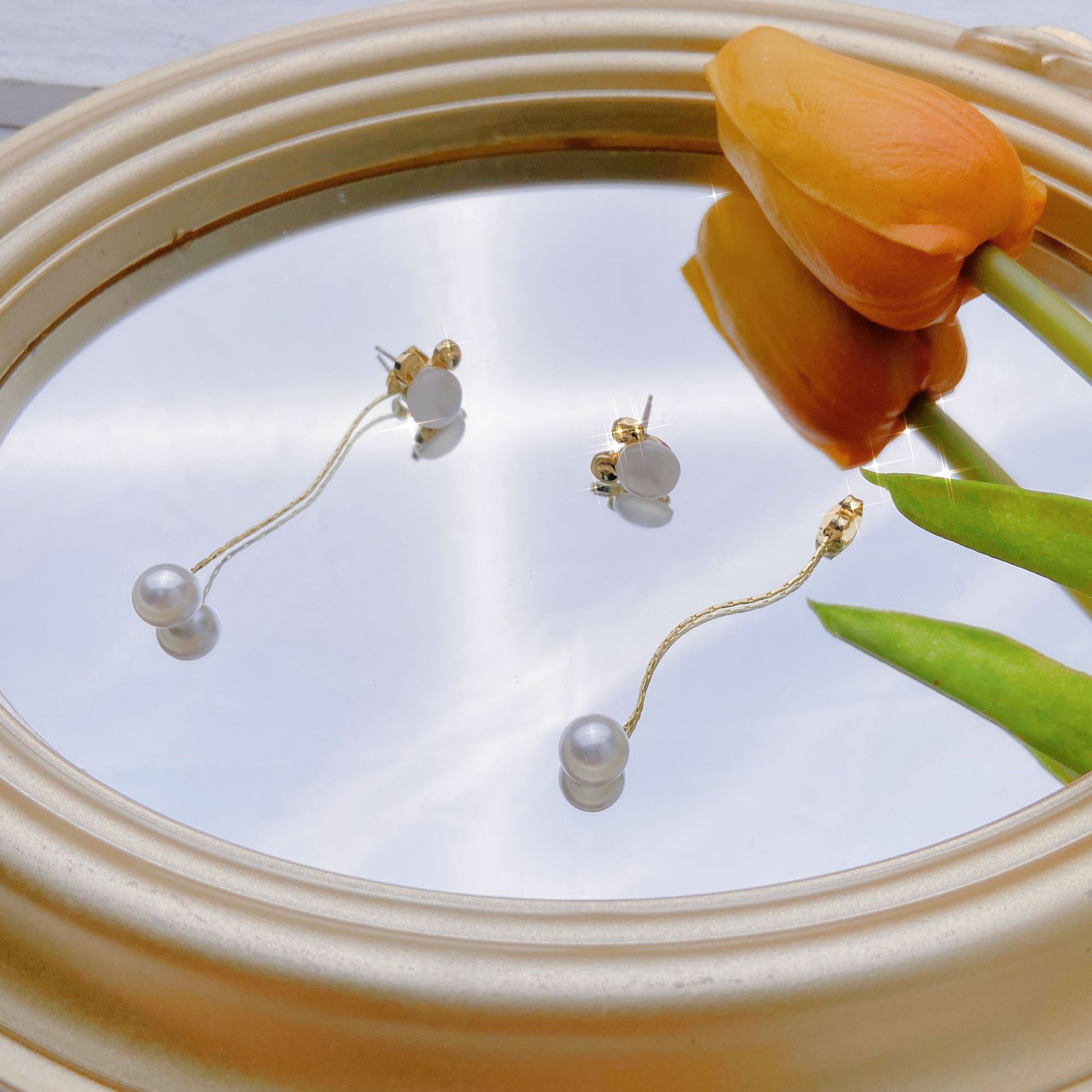 Fashionable earrings from pearl