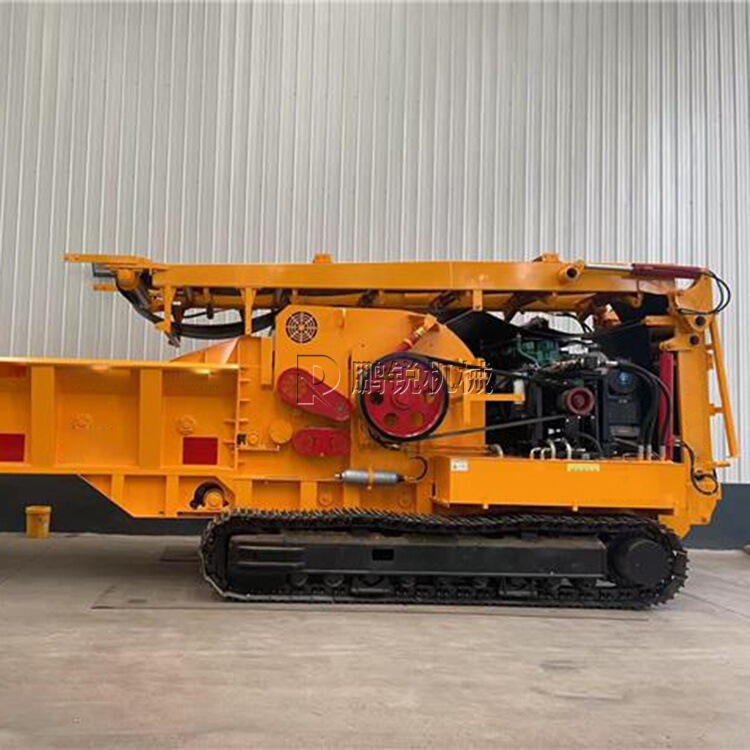 Crawler-type fully hydraulic wood crusher, 20-ton per hour wood log crusher, diesel-powered for on-site crushing Crawler-type fully hydraulic wood crusher, 20-ton per hour wood log crusher, diesel-powered for on-site crushing