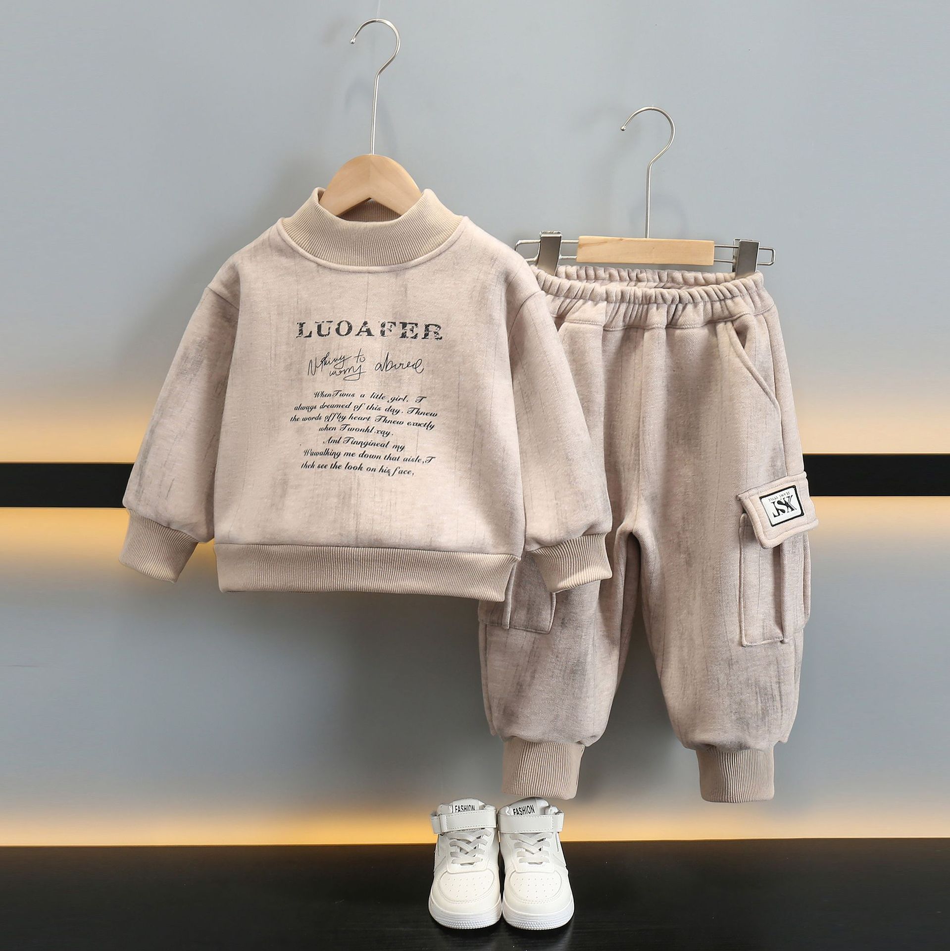 6748 Traje de niño Otoño 2025 Nuevo estilo Red de Internet Estilo occidental para niños más suéter de terciopelo Otoño e invierno Un traje de dos piezas de terciopelo