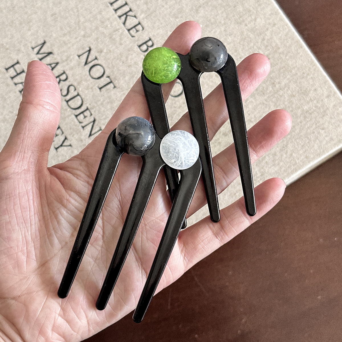 Nueva horquilla de cuentas de tres dientes de estilo chino para mujer 2025 nueva cabeza de bola en la parte posterior de la cabeza cabello simple temperamento horquilla horquilla