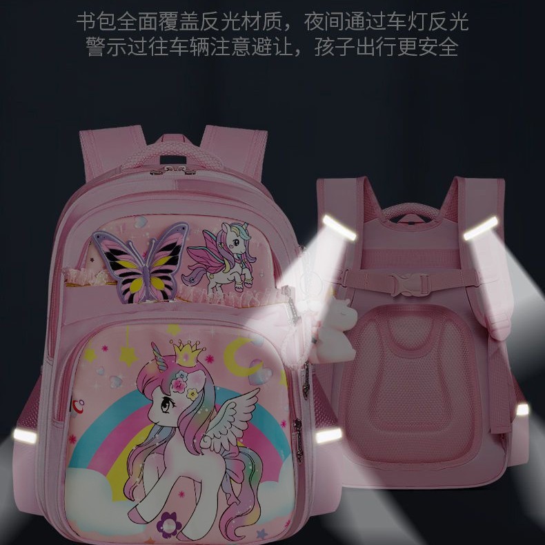 馬の王女のかばんの女子学生の氷雪は一から六年生の女子学生の背中を保護して子供の女子一年生を減らします。|undefined