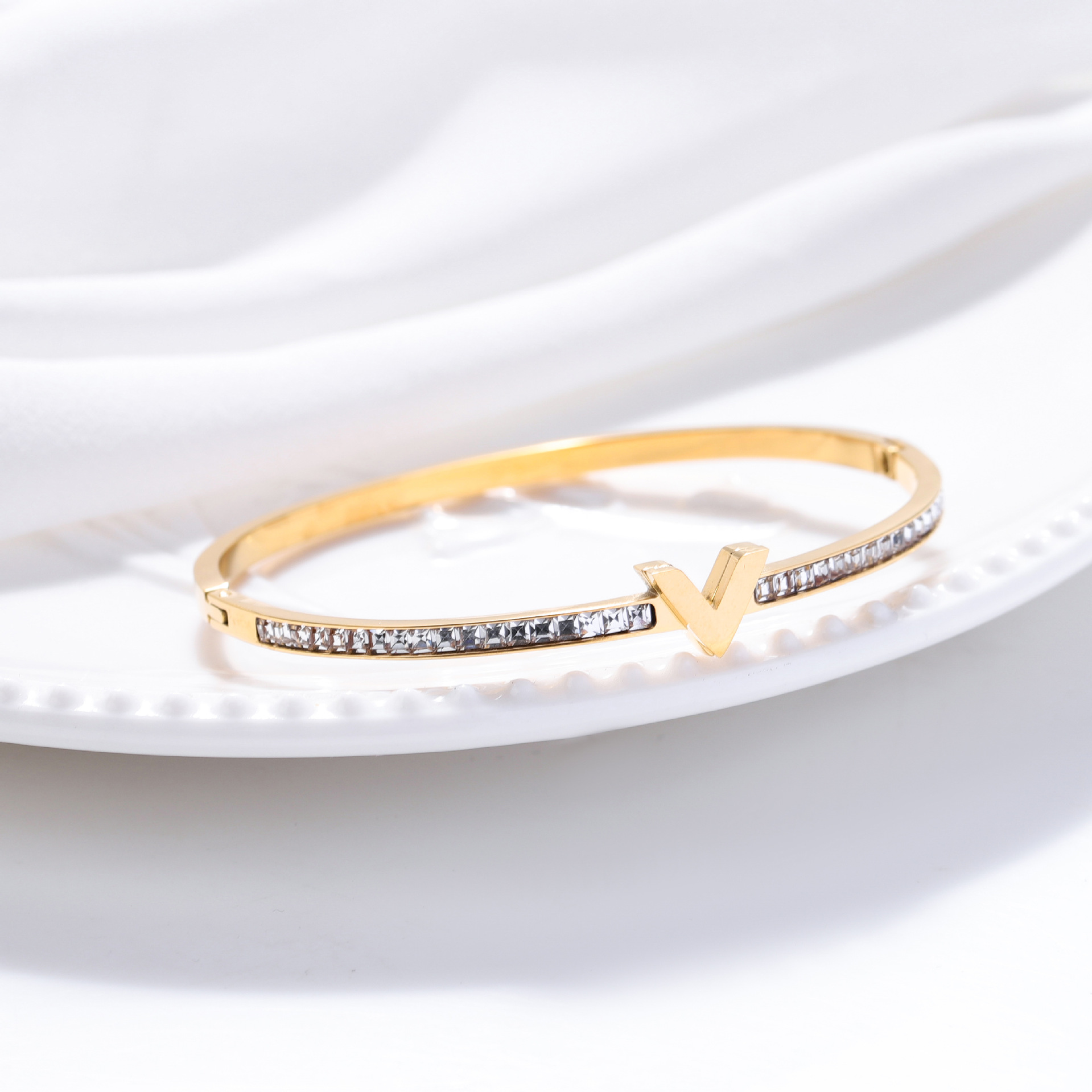 Pulsera de titanio y acero para mujer, diseño moderno y sencillo, pulsera de lujo que no se desvanece, venta al por mayor en stock.