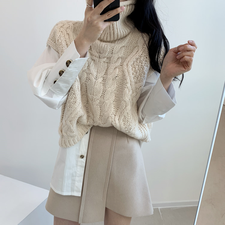 高襟の馬甲の女性の頭はゆったりしています。|undefined