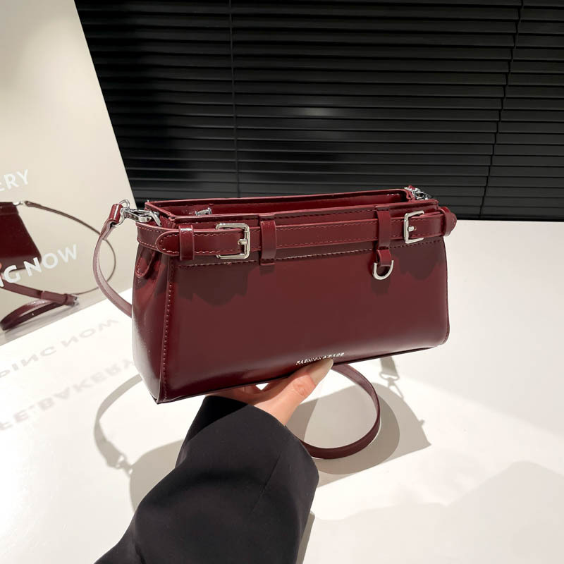 Bolsos pequeños populares de este año, nuevos bolsos de primavera 2025, bolsos de mujer, bolsos de hombro retro de alta gama, bolsos de mensajero con letras de todo fósforo