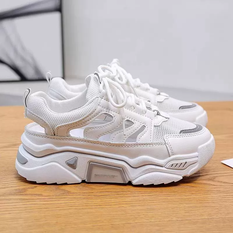 Новые спортивные сандалии для женщин, белые туфли, новая летняя верхняя одежда 2025 года, туфли с вырезами из сетки, туфли на толстой подошве с отверстиями.