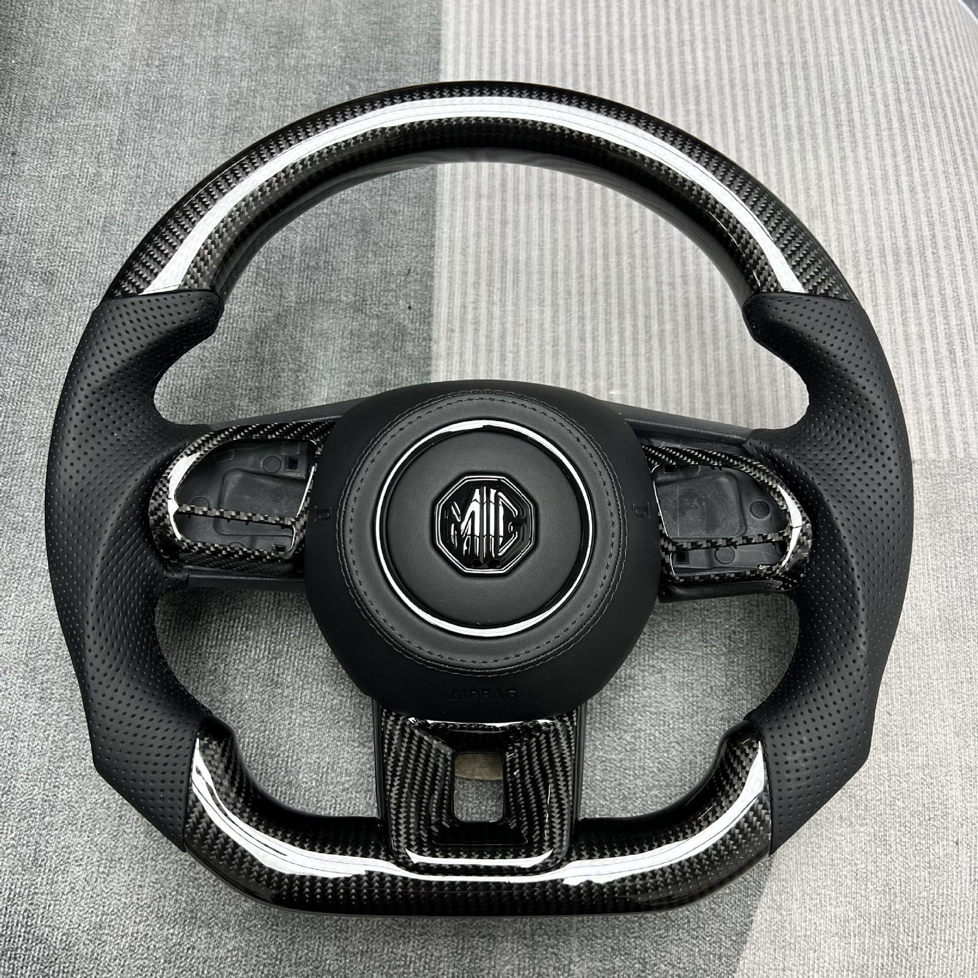 Custom Carbon Fiber Steering Wheel from the Source Manufacturer, Suitable for Modification and Processing of Roewe Mg Car Steering Wheels