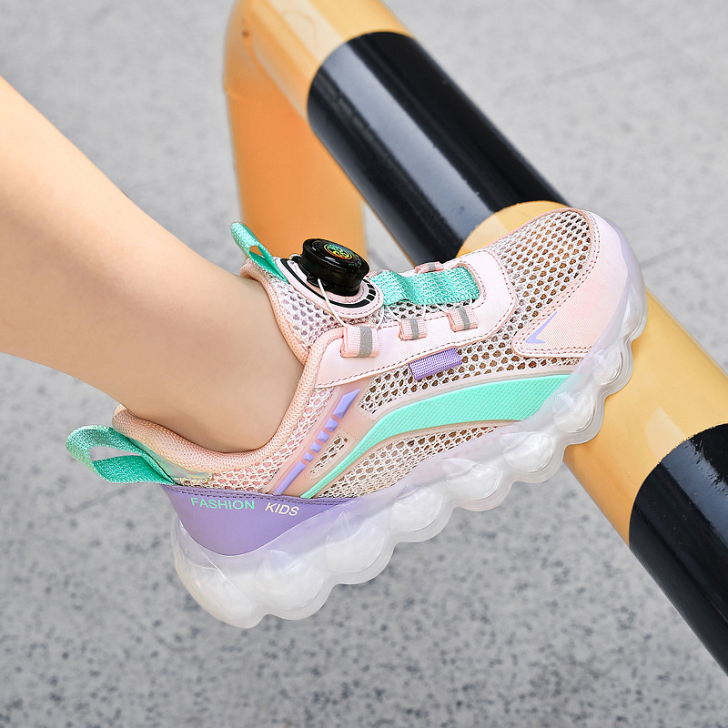 Zapatos para niños 2025 verano nuevo estilo zapatos deportivos para niños transpirables y antideslizantes para niños de mediana edad zapatos para niñas de malla grande de una sola malla marea