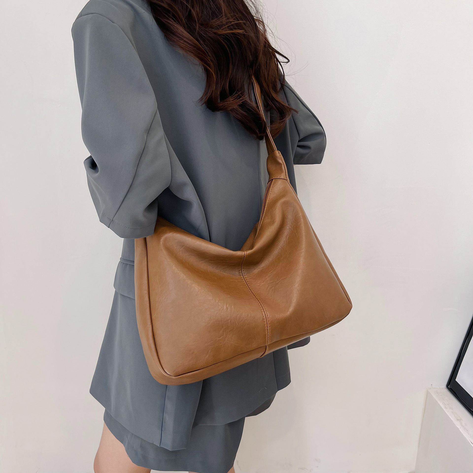 Bolso de gran capacidad mujer 2024 nuevo estilo retro con bolso de cercanías bolso especial de cuero suave bolso de hombro único