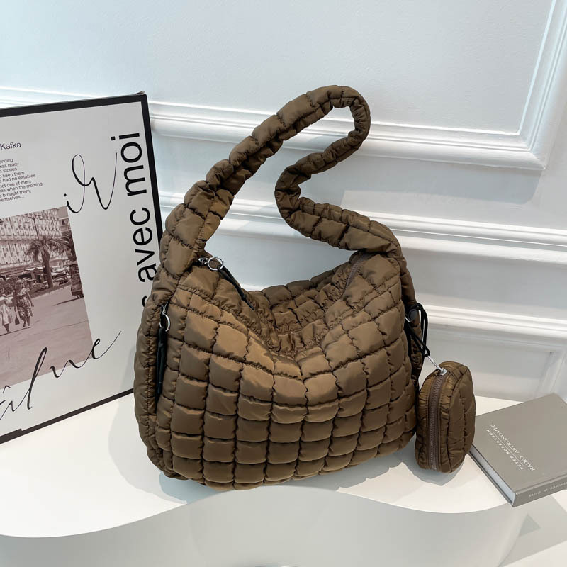 Venta al por mayor transfronteriza de bolsos de nubes plisadas nuevos bolsos maternos versión coreana de bolsos de plumón con algodón tote bolsos de hombro único de gran capacidad