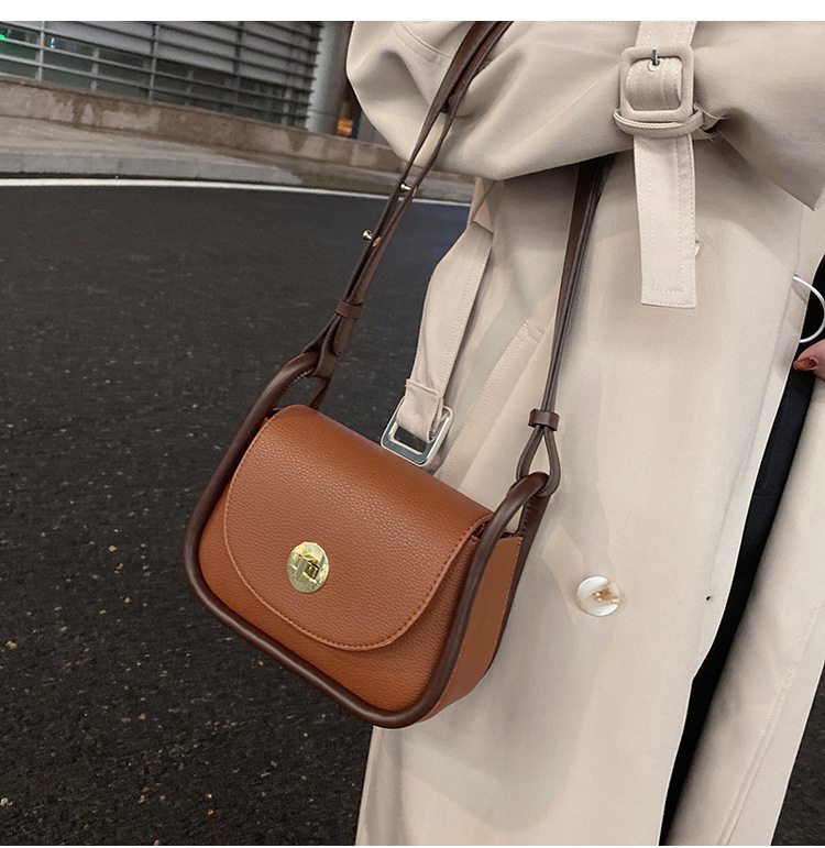 Fashion One-shoulder Messenger Bag Autumn And Winter Retro Armpit Small Square Bag display picture 5