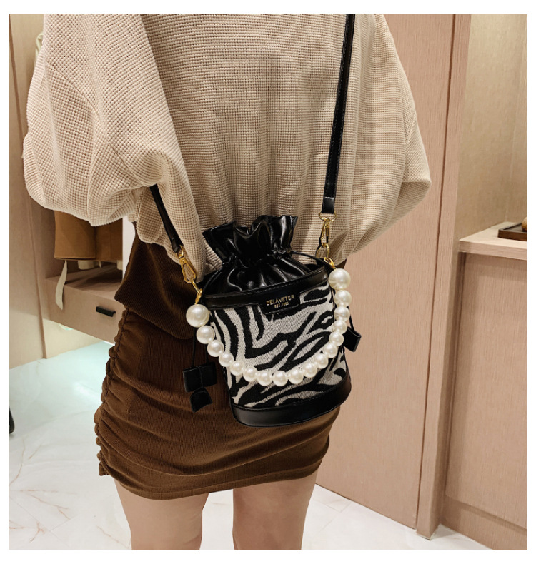 Fashion Retro Pearl Chain Drawstring Pearl Shoulder Bucket Bag Wholesale Nihaojewelry display picture 7