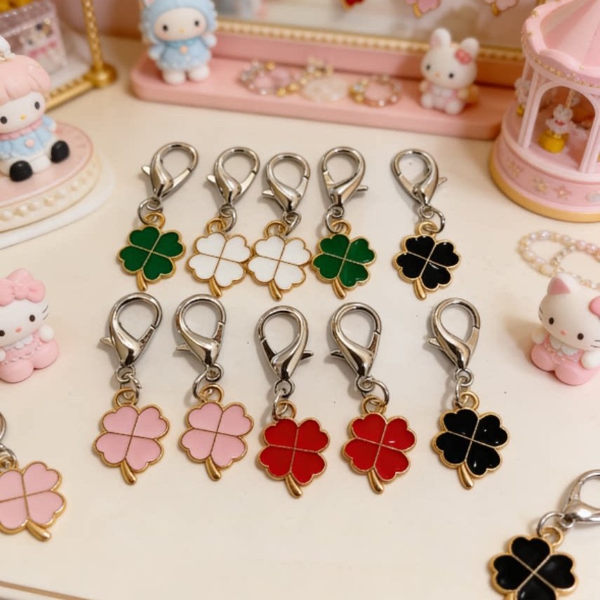 Amazon's best-selling cross-border product in Europe and America: Lucky Clover, Four-leaf Clover, Thanksgiving Flower Bag Decoration Keychain