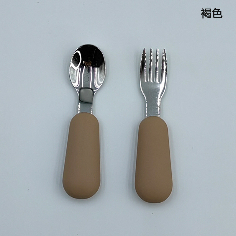 갈색 스테인리스 스틸 스푼과 포크 한 쌍