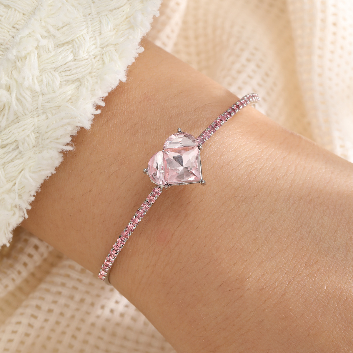 fresh fashion inlaid pink diamond love zircon bracelet girls simple design sense high-end jewelry_voghion.com