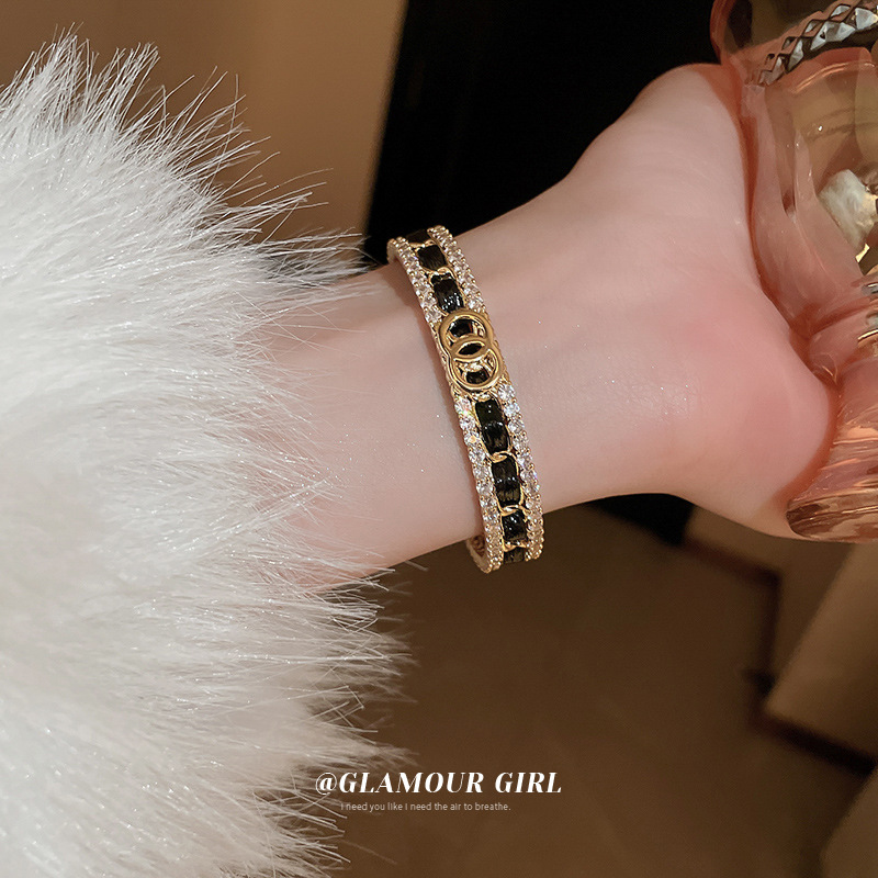 Pulsera abierta con letras de circonio galvanizado en oro Real, pulsera francesa de lujo accessible de alta gama, joyería versátil de moda elegante para mujer