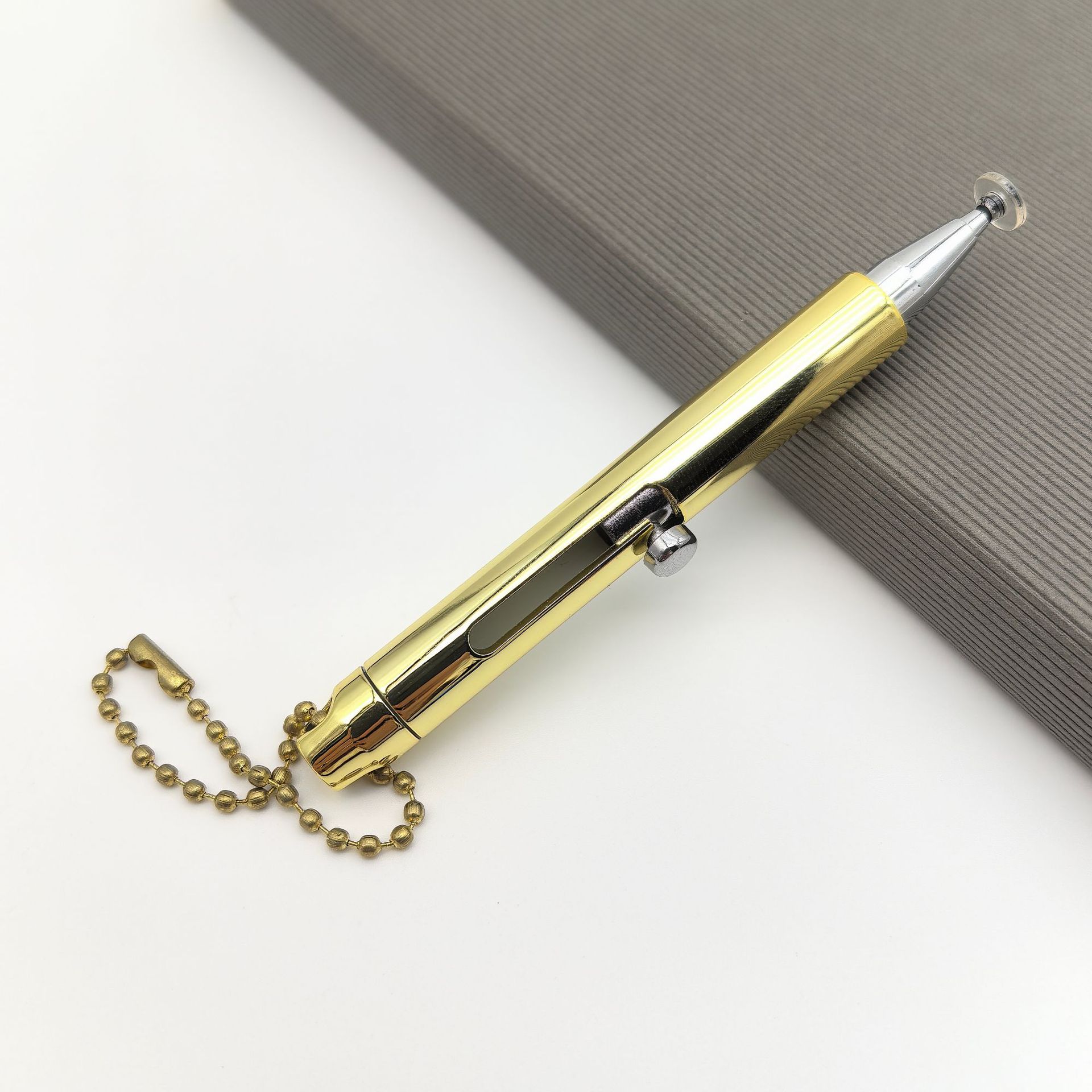 Nuevo lápiz táctil pulsador transfronterizo con electrónica colgante tipo pequeño lápiz de disco recubierto UV hermoso lápiz de mano